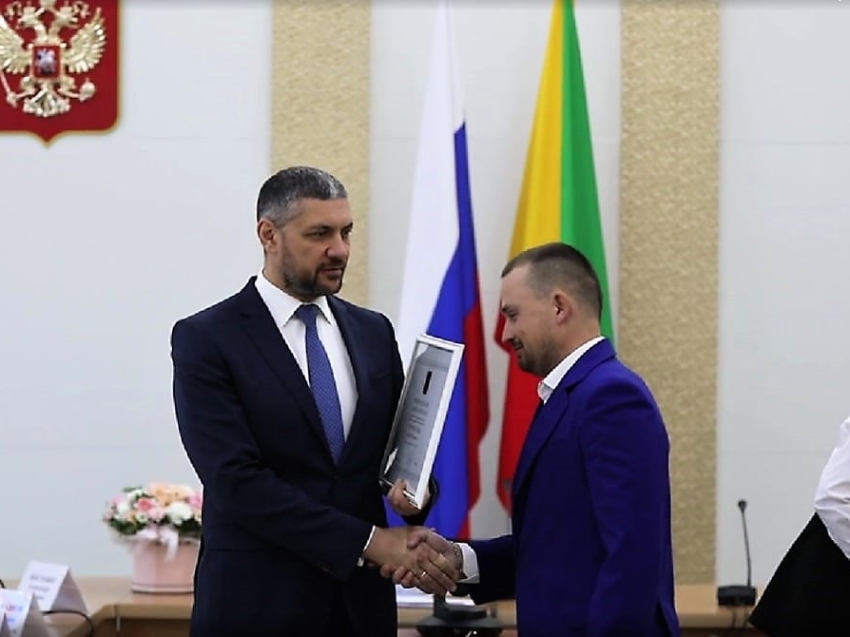 ​Александр Осипов наградил премией губернатора Забайкалья организатора сап-фестиваля Юрия Скоробогатова